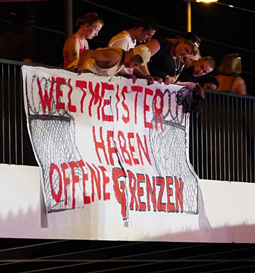 © www.mutbuergerdokus.de: Banner Drop zur Fußball-WM 2014