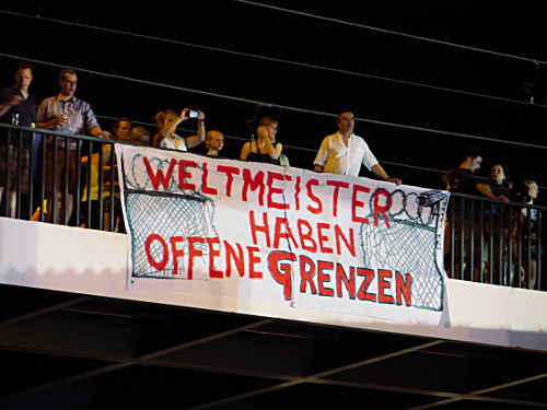 © www.mutbuergerdokus.de: Banner Drop zur Fußball-WM 2014