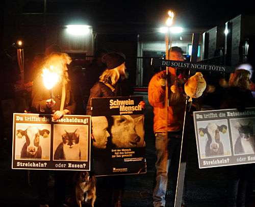 © www.mutbuergerdokus.de: 3. Mahnwache vor dem Schlachthof Viersen