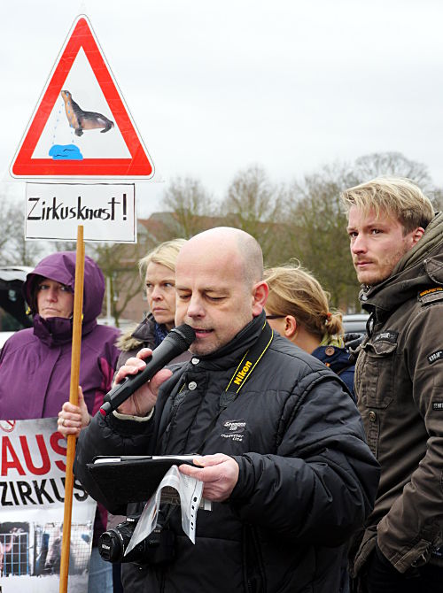 © www.mutbuergerdokus.de: Demonstration gegen Zirkustiere