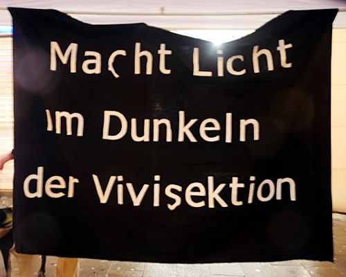 © www.mutbuergerdokus.de: Mahnwache gegen Tierversuche