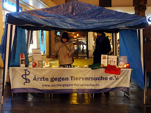 © www.mutbuergerdokus.de: Mahnwache gegen Tierversuche