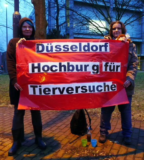 © www.mutbuergerdokus.de: Mahnwache vor dem Tierversuchslabor der Universität Düsseldorf