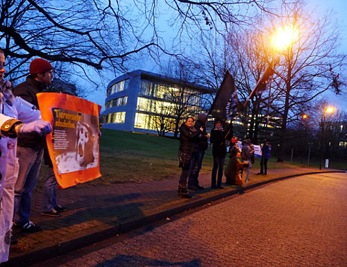 © www.mutbuergerdokus.de: Mahnwache vor dem Tierversuchslabor der Universität Düsseldorf