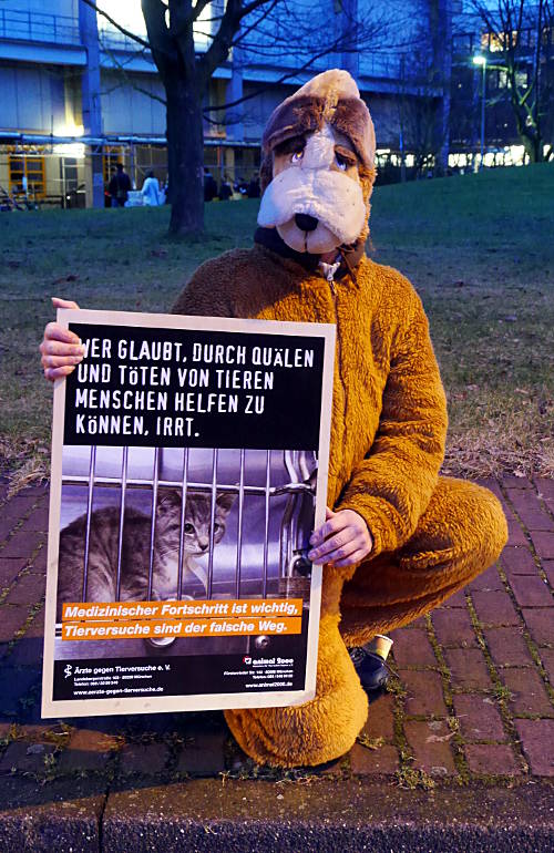 © www.mutbuergerdokus.de: Mahnwache vor dem Tierversuchslabor der Universität Düsseldorf