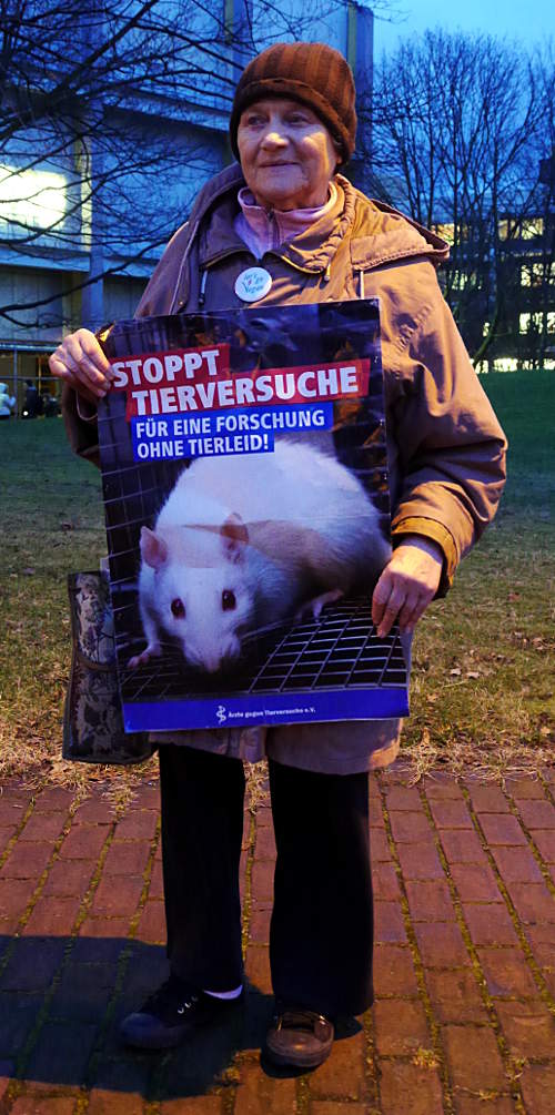 © www.mutbuergerdokus.de: Mahnwache vor dem Tierversuchslabor der Universität Düsseldorf