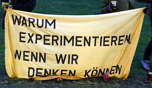 © www.mutbuergerdokus.de: Mahnwache vor dem Tierversuchslabor der Universität Düsseldorf