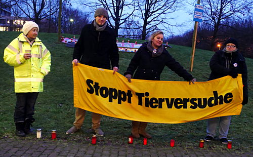 © www.mutbuergerdokus.de: Mahnwache vor dem Tierversuchslabor der Universität Düsseldorf