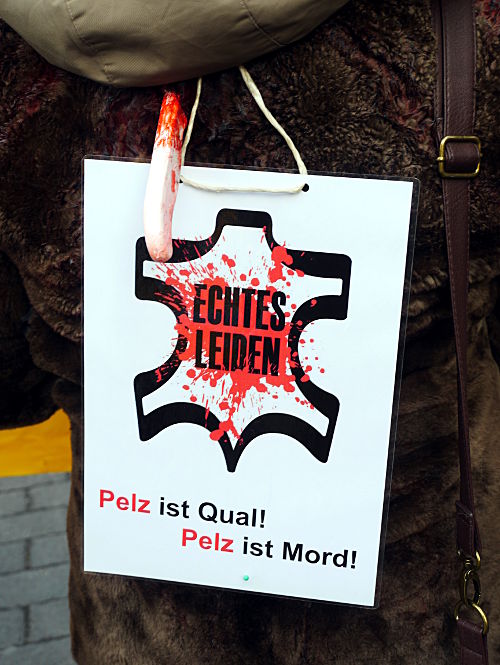 © www.mutbuergerdokus.de: Demonstration gegen Pelz 2015