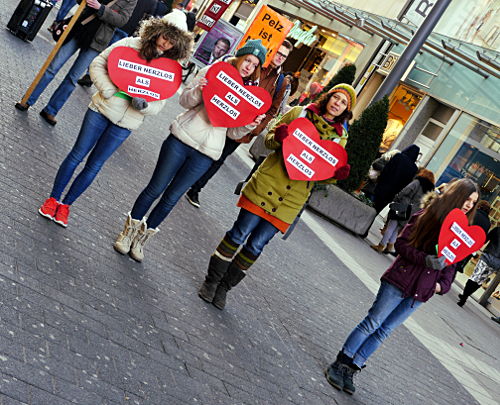 © www.mutbuergerdokus.de: Demonstration gegen Pelz 2015