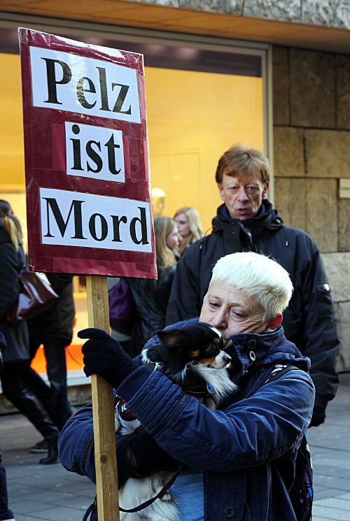 © www.mutbuergerdokus.de: Demonstration gegen Pelz 2015