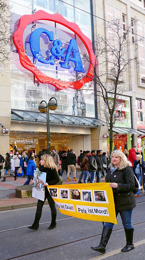 © www.mutbuergerdokus.de: Demonstration gegen Pelz 2015