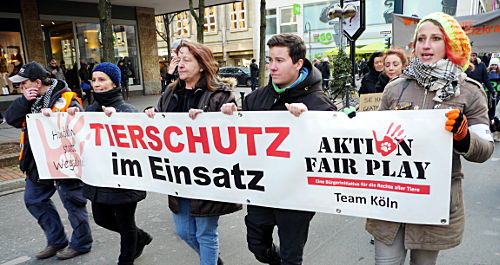 © www.mutbuergerdokus.de: Demonstration gegen Pelz 2015