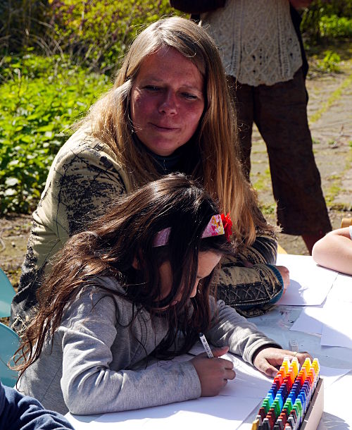 © www.mutbuergerdokus.de: Kunstnachmittag mit Flüchtlingskindern 2015