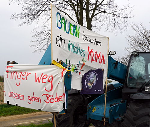 © www.mutbuergerdokus.de: Anti-Kohle-Kette am Tagebau Garzweiler II