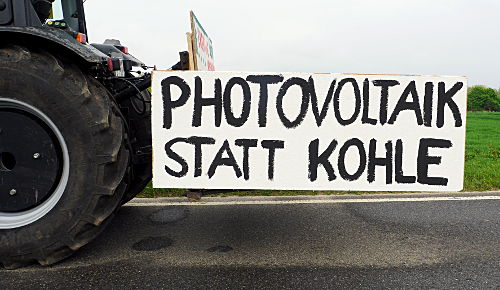 © www.mutbuergerdokus.de: Anti-Kohle-Kette am Tagebau Garzweiler II