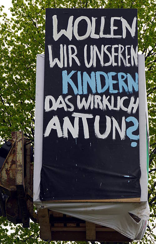 © www.mutbuergerdokus.de: Anti-Kohle-Kette am Tagebau Garzweiler II