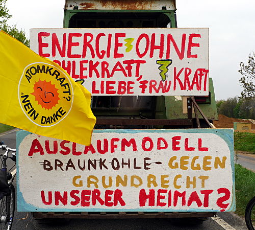 © www.mutbuergerdokus.de: Anti-Kohle-Kette am Tagebau Garzweiler II