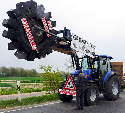 © www.mutbuergerdokus.de: Anti-Kohle-Kette am Tagebau Garzweiler II