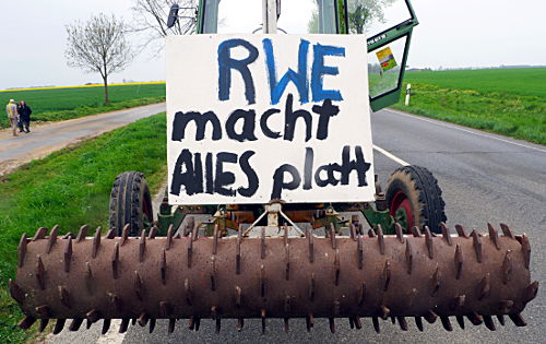 © www.mutbuergerdokus.de: Anti-Kohle-Kette am Tagebau Garzweiler II