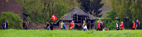 © www.mutbuergerdokus.de: Anti-Kohle-Kette am Tagebau Garzweiler II