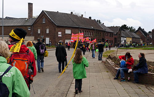 © www.mutbuergerdokus.de: Anti-Kohle-Kette am Tagebau Garzweiler II