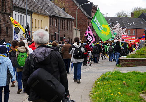 © www.mutbuergerdokus.de: Anti-Kohle-Kette am Tagebau Garzweiler II