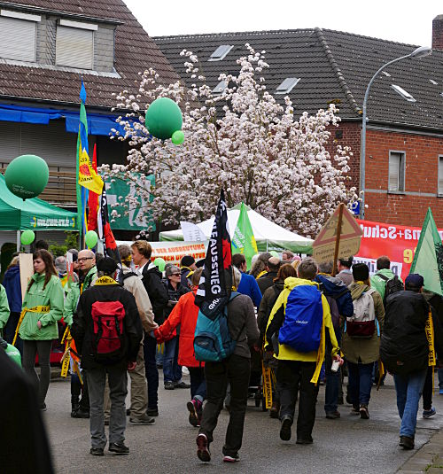 © www.mutbuergerdokus.de: Anti-Kohle-Kette am Tagebau Garzweiler II