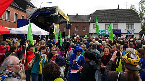 © www.mutbuergerdokus.de: Anti-Kohle-Kette am Tagebau Garzweiler II