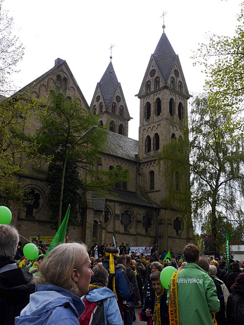 © www.mutbuergerdokus.de: Anti-Kohle-Kette am Tagebau Garzweiler II