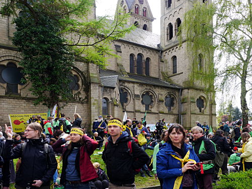 © www.mutbuergerdokus.de: Anti-Kohle-Kette am Tagebau Garzweiler II