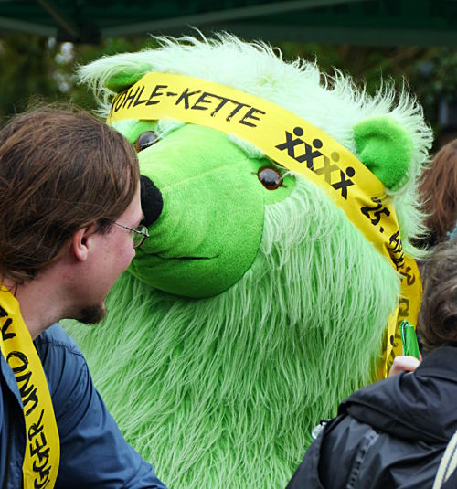 © www.mutbuergerdokus.de: Anti-Kohle-Kette am Tagebau Garzweiler II