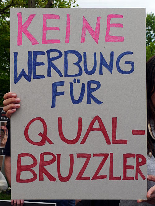 © www.mutbuergerdokus.de: Protest zur Wiesenhof-Kooperation mit Atze Schröder