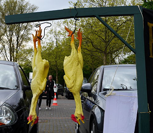 © www.mutbuergerdokus.de: Protest zur Wiesenhof-Kooperation mit Atze Schröder