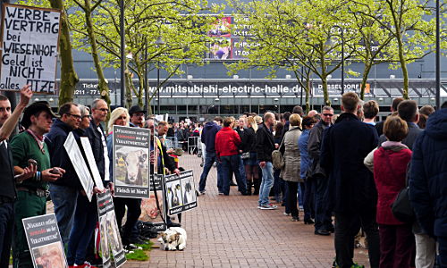 © www.mutbuergerdokus.de: Protest zur Wiesenhof-Kooperation mit Atze Schröder