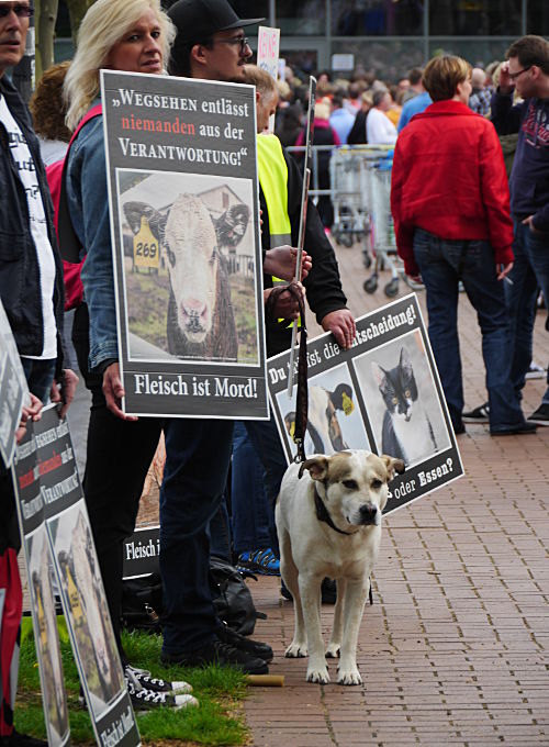 © www.mutbuergerdokus.de: Protest zur Wiesenhof-Kooperation mit Atze Schröder