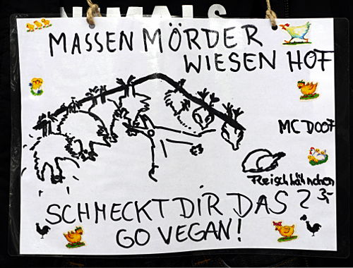 © www.mutbuergerdokus.de: Protest zur Wiesenhof-Kooperation mit Atze Schröder