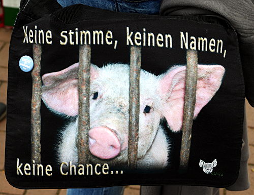 © www.mutbuergerdokus.de: Protest zur Wiesenhof-Kooperation mit Atze Schröder