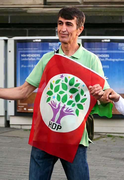 © www.mutbuergerdokus.de: Kurden feiern den Wahlerfolg der HDP