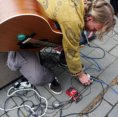 © www.mutbuergerdokus.de: Zur Sonnenwende - Live-Konzert und Live-Painting