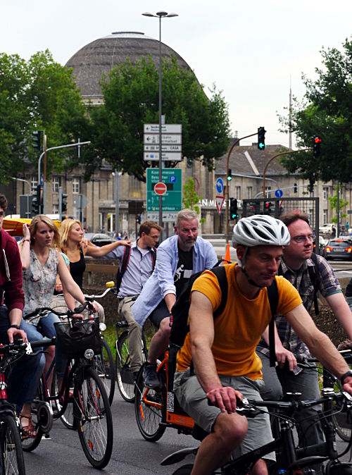 © www.mutbuergerdokus.de: 5 Jahre Critical Mass Köln