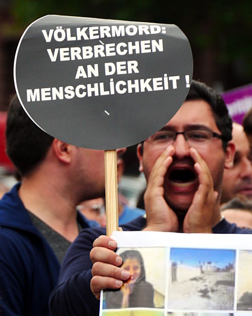 © www.mutbuergerdokus.de: Demonstration gegen den Terroranschlag in Suruç