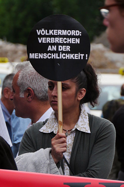 © www.mutbuergerdokus.de: Demonstration gegen den Terroranschlag in Suruç