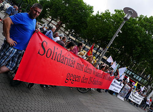 © www.mutbuergerdokus.de: Demonstration gegen den Terroranschlag in Suruç