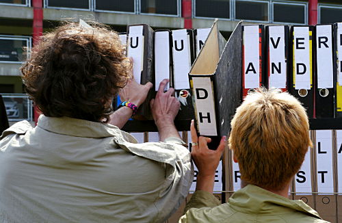 © www.mutbuergerdokus.de: Staat und Nazis Hand in Hand?