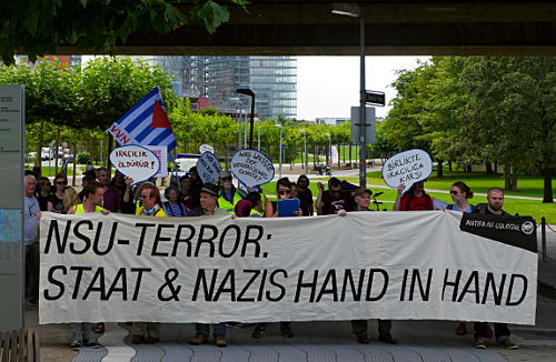 © www.mutbuergerdokus.de: Staat und Nazis Hand in Hand?