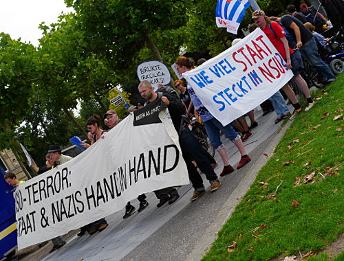 © www.mutbuergerdokus.de: Staat und Nazis Hand in Hand?