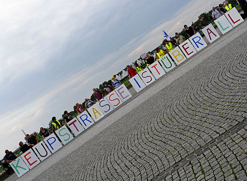 © www.mutbuergerdokus.de: Staat und Nazis Hand in Hand?