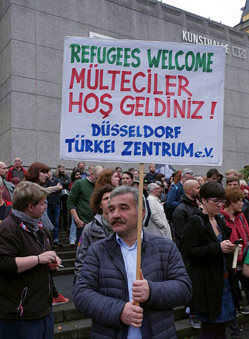 © www.mutbuergerdokus.de: 'Demonstration gegen den Flüchtlingsirrsinn'