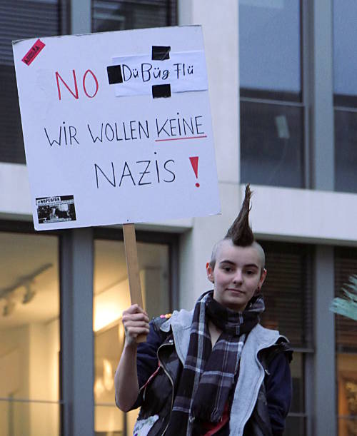 © www.mutbuergerdokus.de: 'Demonstration gegen den Flüchtlingsirrsinn'